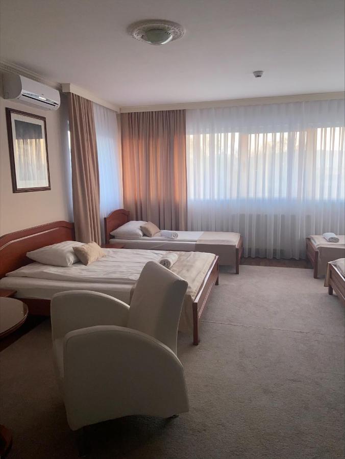 Hotel New Milenium Lukavac 外观 照片