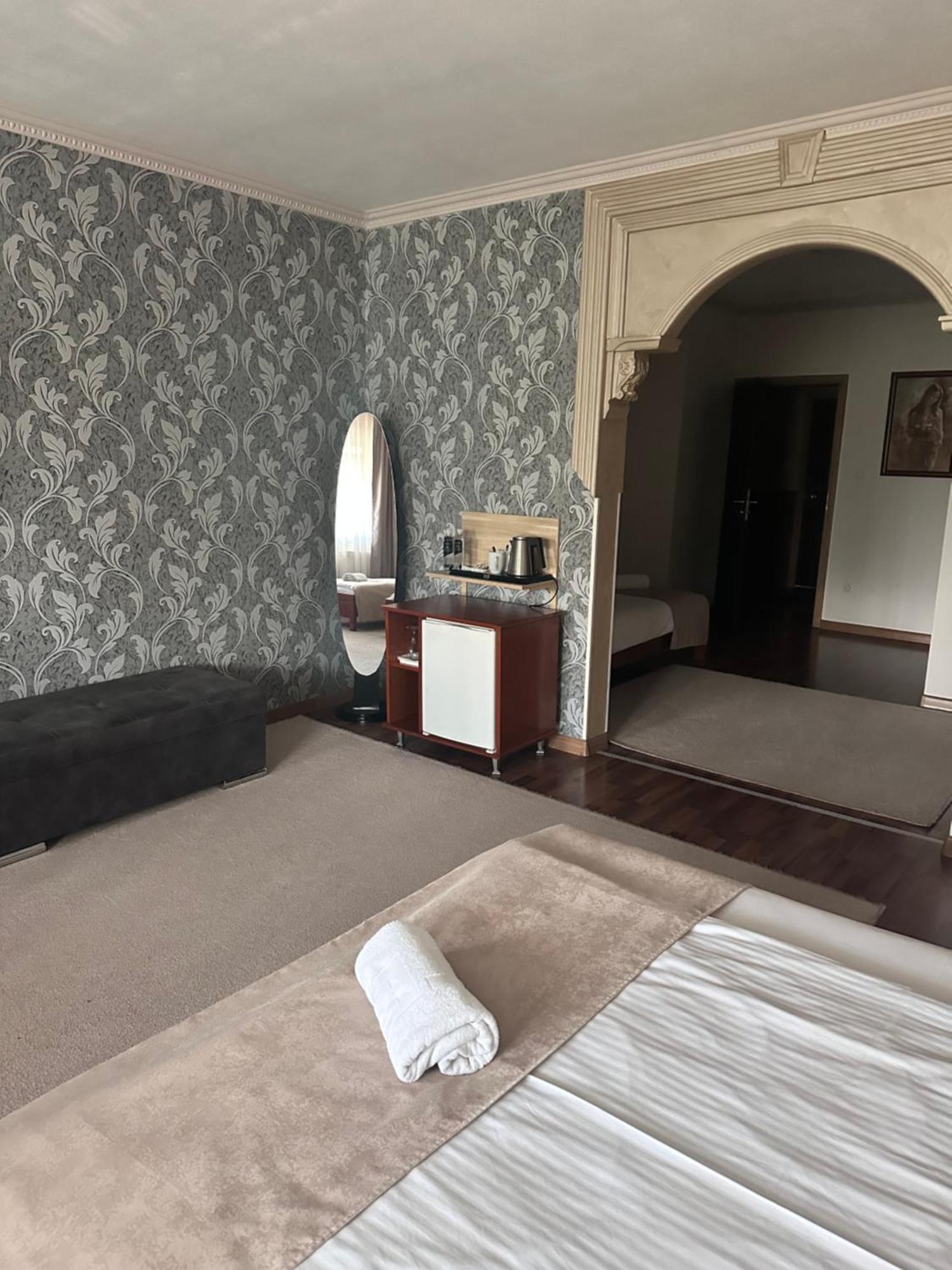 Hotel New Milenium Lukavac 外观 照片